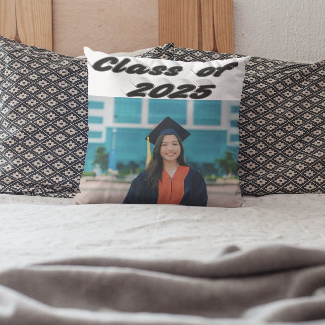 Klasse van 2025 zwarte typografie afstuderen foto kussen (Creator heeft geüpload)