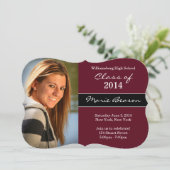 Klasse van de uitnodiging van het Maroon Afstudere (Staand voorkant)