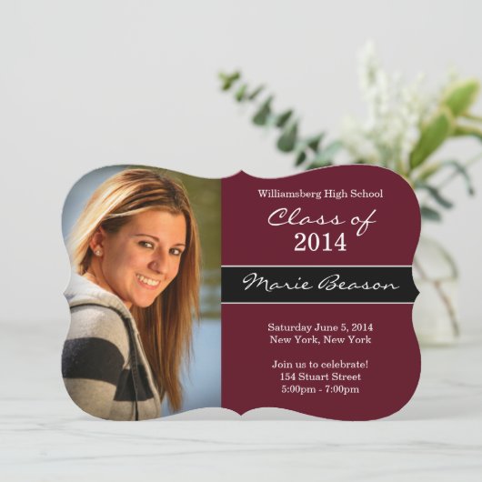 Klasse van de uitnodiging van het Maroon Afstudere (Staand voorkant)