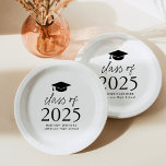 Klasse van het 2025 Black Script Afstuderen Papieren Bordje<br><div class="desc">Voeg een persoonlijk tintje toe aan uw afstudeerfeest met deze moderne afstuderen papieren borden! De papieren borden zijn voorzien van een zwarte afstudeerdop aan de bovenkant van het ontwerp met "Klasse van 2025" weergegeven in vetgedrukte zwarte letters. Personaliseer de zwart-wit afstuderen borden met de naam van de afgestudeerde, school en...</div>