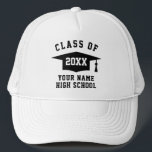 Klasse van het eindexamen van de middelbare school trucker pet<br><div class="desc">Klasse van 2025 middelbare school afstuderen partij trucker hat. Cool goedkoop cadeau idee voor afstuderen studenten, senioren, college afstudeerders, universiteitsstudenten etc. Gepersonaliseerde cadeaus voor hem en haar. Afstuderen Tassel pet logo met aanpasbare tekst sjabloon. Voeg je eigen voor het schooljaar. Ook leuk voor reüniefeesten. Verkrijgbaar in groen rood blauw neon...</div>