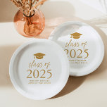 Klasse van het Gold Script Afstuderen 2025 Papieren Bordje<br><div class="desc">Voeg een persoonlijk tintje toe aan uw afstudeerfeest met deze moderne afstuderen papieren borden! De papieren borden zijn voorzien van een afstudeerdop aan de bovenkant van het ontwerp met "Klasse van 2025" weergegeven in vetgedrukte gouden letters. Personaliseer de gouden afstuderen borden met de naam van de afgestudeerde, school en afstuderen...</div>