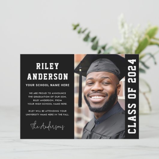 Klasse van het jaar 2024 modern zwart afstuderen f aankondiging (Staand voorkant)