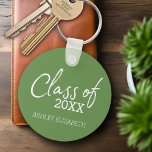 Klasse VOEG UW JAARSgraduatiepartij TOE Sleutelhanger<br><div class="desc">Voeg 2020,  2021 of elk jaar toe aan dit oneigenlijke ontwerp. Dit kan worden gebruikt voor elke afstuderen of reünie - middelbare school,  hogeschool,  afstudeerder school,  verpleegkunde,  geneeskunde of zelfs handelsschool.</div>