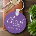 Klasse VOEG UW JAARSgraduatiepartij TOE Sleutelhanger<br><div class="desc">Een modern en trendy ontwerp voor om het even welk afstuderen. Voeg 2021,  2020 of om het even welk jaar toe om dit elegante en moderne manuscript te personaliseren. Dit kan worden gebruikt voor elke afstuderen school,  hogeschool,  afstudeerder school,  geneesschool of zelfs handelsschool.</div>