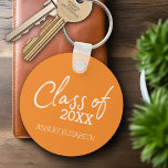 Klasse VOEG UW JAARSgraduatiepartij TOE Sleutelhanger<br><div class="desc">Een modern en trendy ontwerp voor om het even welk afstuderen. Voeg 2019,  2020 of om het even welk jaar toe om dit elegante en moderne manuscript te personaliseren. Dit kan worden gebruikt voor elke afstuderen school,  hogeschool,  afstudeerder school,  geneesschool of zelfs handelsschool.</div>