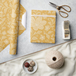 Klassiek blad bloemmotief op okergeel cadeaupapier
