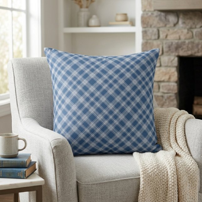 Klassiek blauw en wit diagonaal geruit kussen (Classic Blue and White Diagonal Check Plaid Throw Pillow)