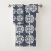 Klassiek blauw en wit modern Farmhouse Damask Bad Handdoek (Insitu)