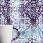 Klassiek  blauw grijs geometrisch patroon tegeltje<br><div class="desc">Deze keramische tegel heeft een ingewikkeld, symmetrisch ontwerp dat doet denken aan de klassieke bouwstijlen en textielsoorten. Centraal in het ontwerp staat een motief dat lijkt op een bloem of ster, geschetst in een opvallend donkergrijs. Dit centrale motief is omgeven door bloemblaadjes-achtige vormen in rustgevende tinten van blauw en grijs,...</div>