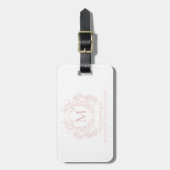 Klassiek Blush Roze Bloemen Crest Monogram Bagagelabel (Voorkant verticaal)