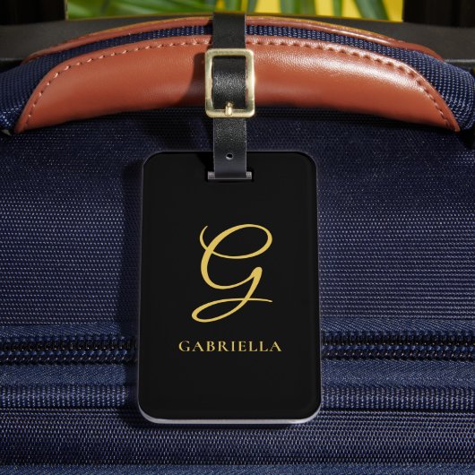 Klassiek chic script monogram zwart en goud op maa bagagelabel (Voorkant Insitu 2)