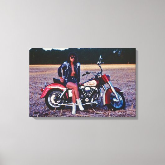 Klassiek dennupmeisje op een motorfiets canvas afdruk (Voorkant)