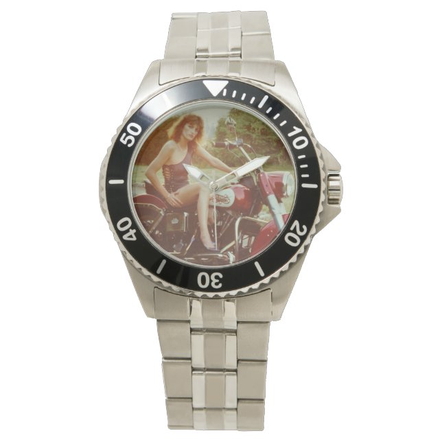 Klassiek dennupmeisje op een motorfiets horloge (Voorkant)