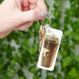 Klassiek dessert, chocolademilkshake en slagroom sleutelhanger