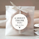 Klassiek Een Lief Dank u Hart Bruiloft Naam Favor Ronde Sticker<br><div class="desc">Een Classic Black Thank You Wedding-Sticker met "A Sweet Thank You" in een klassiek modern,  elegant lettertype. U kunt het gemakkelijk personaliseren met uw namen en trouwdatum.</div>