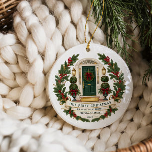 Klassiek eerste kerstfeest in een nieuw thuis keramisch ornament