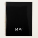 Klassiek elegant monogram zwart-wit initialen planner<br><div class="desc">Elegante aangepaste naam of monogram, initialen zwart-wit classic eenvoudige chique gepersonaliseerde planner. Minimalistisch, eenvoudig, modern, stijlvol design. Witte aanpasbare seriële tekst op zwarte effen achtergrond. Controleer de rest van Brighton Projects collectie voor het matchen en coördineren van items. Voel je vrij om een bericht te sturen voor vragen, kleurverzoeken, maatwerk...</div>