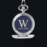 Klassiek gepersonaliseerd monogram en naam horloge<br><div class="desc">De gepersonaliseerde Monogram en de Gift van de Naam kenmerkt gepersonaliseerde monogram en naam in witte klassieke serif doopvontstijl op marine blauwe achtergrond. Ideaal voor vakantie,  gezinshereniging en voor speciale gelegenheden.</div>