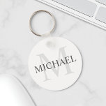 Klassiek gepersonaliseerd monogram en naam sleutelhanger<br><div class="desc">De gepersonaliseerde Monogram en de Gift van de Naam kenmerkt gepersonaliseerde naam in grijs en monogram in lichtgrijs als achtergrond,  in klassieke serif doopvontstijl,  op witte achtergrond. Perfect als vakantiecadeau,  familiehereniging,  bedankt voor groomsmen en cadeau voor alle speciale gelegenheden.</div>