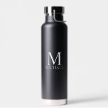 Klassiek gepersonaliseerd monogram en naam waterfles<br><div class="desc">De gepersonaliseerde Monogram en de Gift van de Naam kenmerkt gepersonaliseerde monogram en naam in witte klassieke serif doopvontstijl op zwarte achtergrond.</div>