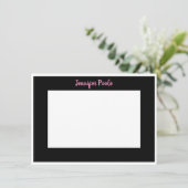 Klassiek gepersonaliseerd zwart, wit en roze kaart (Staand voorkant)