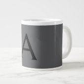 Klassiek grijs eenvoudig monogram naam initiële grote koffiekop (Voorkant rechts)