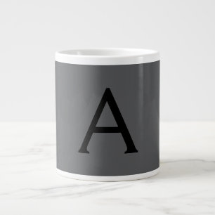 Klassiek grijs eenvoudig monogram naam initiële grote koffiekop