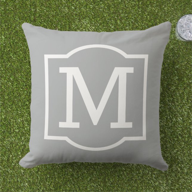 Klassiek grijs wit beugelmonogram buitenkussen (Gras)