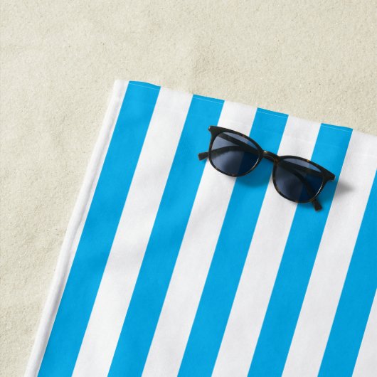 Klassiek Hemelblauw en Wit Gestreept Strandlaken (In situ)