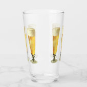 Klassiek hoog glas koude bier, alcoholische drank (Links)