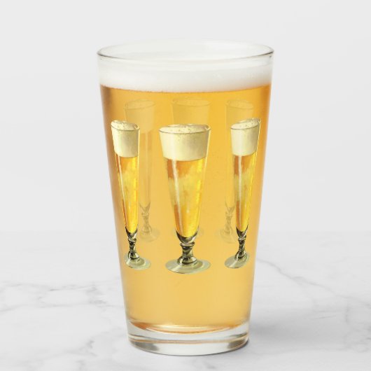 Klassiek hoog glas koude bier, alcoholische drank (Voorkant gevuld)
