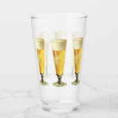 Klassiek hoog glas koude bier, alcoholische drank (Voorkant)
