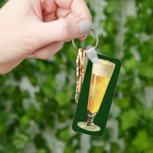 Klassiek hoog glas koude bier, alcoholische drank sleutelhanger