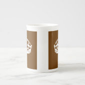 Klassiek kalm kroon houden op chocolade bruin porselein kop (Voorkant)