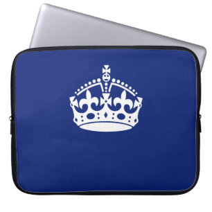 Klassiek Keep Calm-kroonembleem op marineblauw Laptop Sleeve