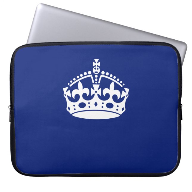 Klassiek Keep Calm-kroonembleem op marineblauw Laptop Sleeve (Voorkant)