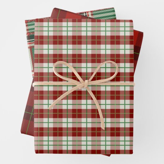  klassiek kerstcadeautje met tartan inpakpapier vel (In situ)