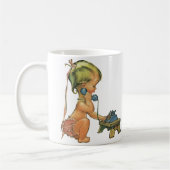 Klassiek kind Cute Blond meisje dat praat op speel Koffiemok (Links)