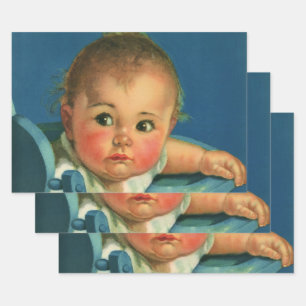 Klassiek kind, schattig babyjongen of -meisje in k inpakpapier vel