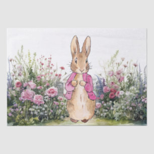 Klassiek konijn in roze jas in een tuin tissuepapier