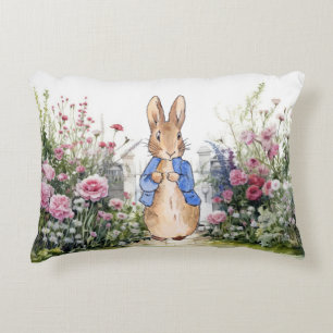 Klassiek konijn in zijn tuin accent kussen