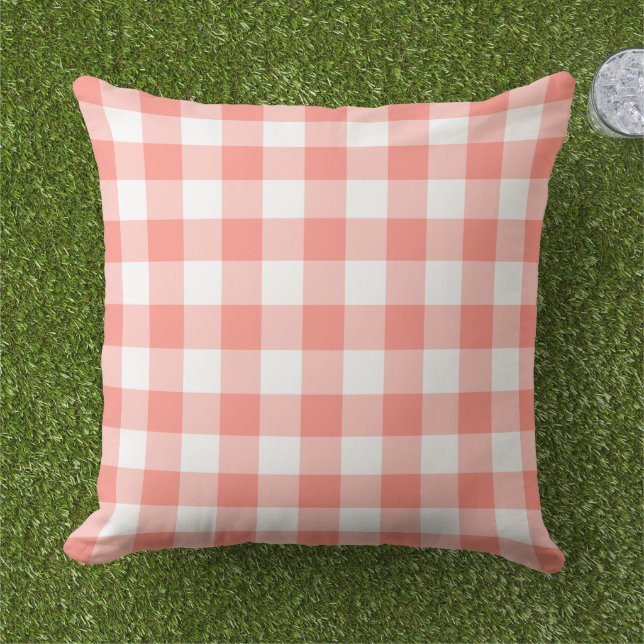 Klassiek Koraal Wit Gingham Plaid Rut Buitenkussen (Gras)