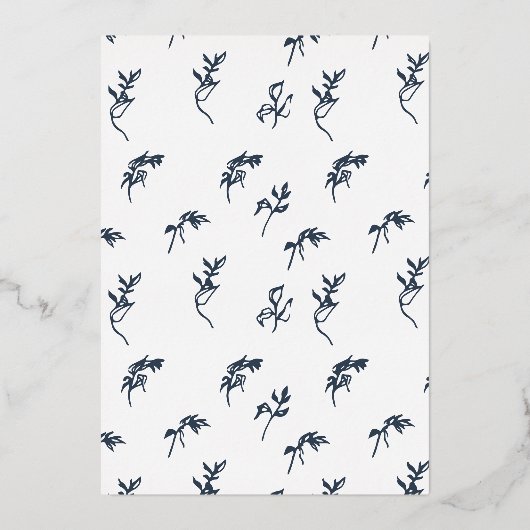 Klassiek marineblauw botanisch goud monogram kuif folie uitnodiging (Achterkant)