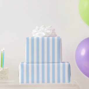 Klassiek meisjesachtig pastel blauw streeppatroon cadeaupapier