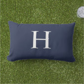 Klassiek modern navyblauw monogram buitenkussen (Gras)