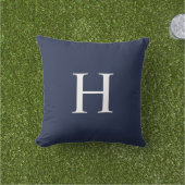 Klassiek modern navyblauw monogram buitenkussen (Gras)