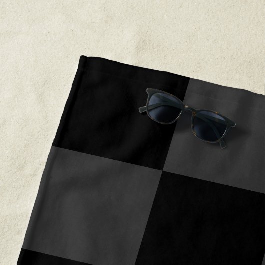 Klassiek Modern Zwart & Rokerig Zwart Checkerboard Strandlaken (In situ)