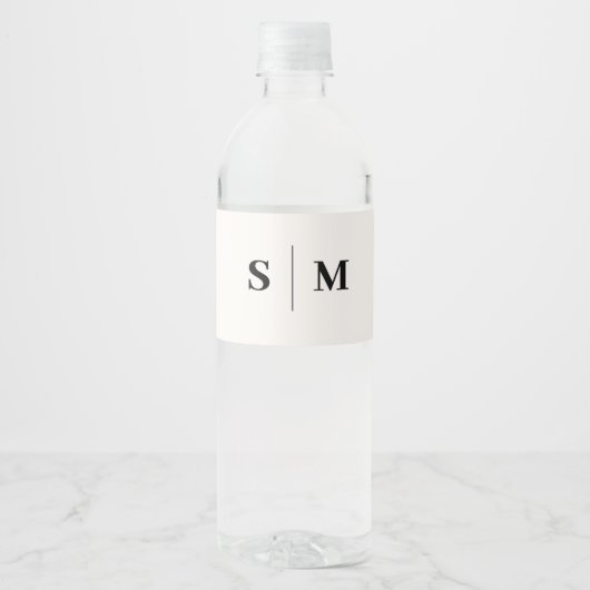 Klassiek Monogram Elegant Wit Huwelijk Waterfles Etiket (Voorkant)
