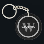 Klassiek Monogram: gepersonaliseerd zwart, wit en  Sleutelhanger<br><div class="desc">Introductie van onze "Classic Monogram" Sleutelhanger - een perfecte mix van elegantie en functionaliteit. Dit geavanceerde accessoire is ontworpen voor diegenen die een klassieke stijl met een persoonlijke touch waarderen. Het elegante kleurenschema zwart, wit en grijs straalt een tijdloze verfijning uit die een aanvulling vormt op elke set toetsen. Personaliseer...</div>